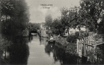 14992 Gezicht op het verbindingskanaal tussen de Vecht en de Wijde Blik te Vreeland uit het zuidoosten; met op de ...